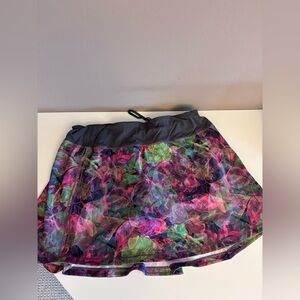 Lululemon Pace Rival Floral Multicolor Women's Skort. Sz 8L PRISTINE condition.